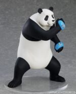 Figurine Pop Up Parade de Panda de la série Jujutsu Kaisen en posture dynamique, avec expression énergique, sur une base circulaire transparente. Vue de face à mi-distance.