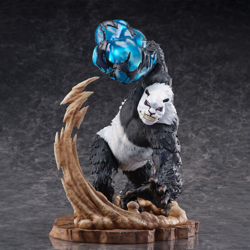 Figurine de Panda de la série Jujutsu Kaisen avec pelage noir et blanc, en posture agressive avec expression menaçante, tenant une orbe d'énergie bleue. Vue de face à mi-distance.