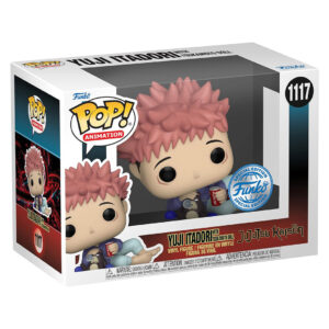 Figurine Funko Pop! de Yuji Itadori de la série Jujutsu Kaisen en uniforme noir et rouge, en posture joyeuse avec expression déterminée, tenant la poupée Tsukamoto. Vue 3/4 à mi-distance.
