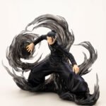 Figurine Deluxe de Suguru Geto de la série Jujutsu Kaisen en tenue sombre, en posture dynamique avec expression intense, entouré d'énergie sombre. Vue de face à mi-distance.