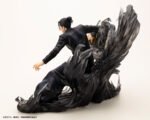 Figurine Deluxe de Suguru Geto de la série Jujutsu Kaisen en costume noir, en posture dynamique avec expression déterminée, entouré d'effets de fumée. Vue 3/4 à mi-distance.