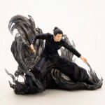 Figurine Deluxe de Suguru Geto de la série Jujutsu Kaisen en tenue noire, en posture dynamique avec expression déterminée, entouré d'énergie sombre. Vue de face à mi-distance.