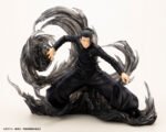 Figurine Deluxe de Suguru Geto de la série Jujutsu Kaisen en uniforme sombre, en posture accroupie avec expression intense, mains étendues vers l'extérieur, émettant des tendrils d'énergie. Vue 3/4 à mi-distance.
