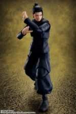 Figurine SH Figuarts de Suguru Geto de la série Jujutsu Kaisen en tenue d'arts martiaux sombre, en posture dynamique avec expression intense, vue de face à mi-distance.