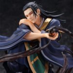 jujutsu-kaisen-figurine-suguru-geto-shibuya-scramble-figure_1 Figurine 1/7 de Suguru Geto de la série Jujutsu Kaisen en robe bleu foncé avec des détails dorés, en posture détendue avec expression sereine, tenant une orbe lumineuse dans la main. Vue de face à mi-distance.