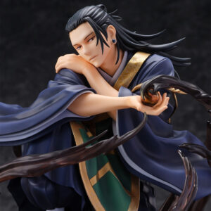 Figurine 1/7 de Suguru Geto de la série Jujutsu Kaisen en robe bleu foncé avec des détails dorés, en posture détendue avec expression sereine, tenant une orbe lumineuse dans la main. Vue de face à mi-distance.