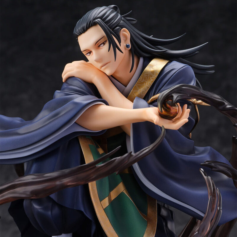 Figurine 1/7 de Suguru Geto de la série Jujutsu Kaisen en robe bleu foncé avec des détails dorés, en posture détendue avec expression sereine, tenant une orbe lumineuse dans la main. Vue de face à mi-distance.