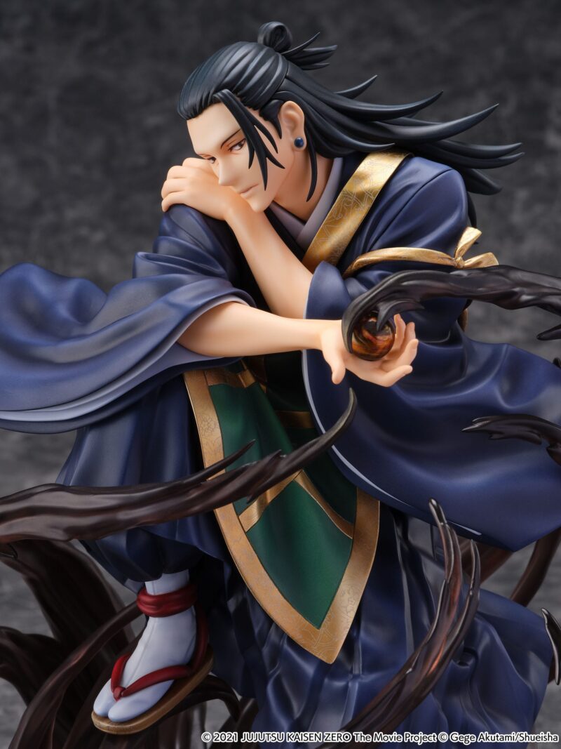 Figurine de Suguru Geto de la série Jujutsu Kaisen en robe traditionnelle bleue, en posture gracieuse avec expression contemplative, entouré de tendrils sombres. Vue 3/4 à mi-distance.