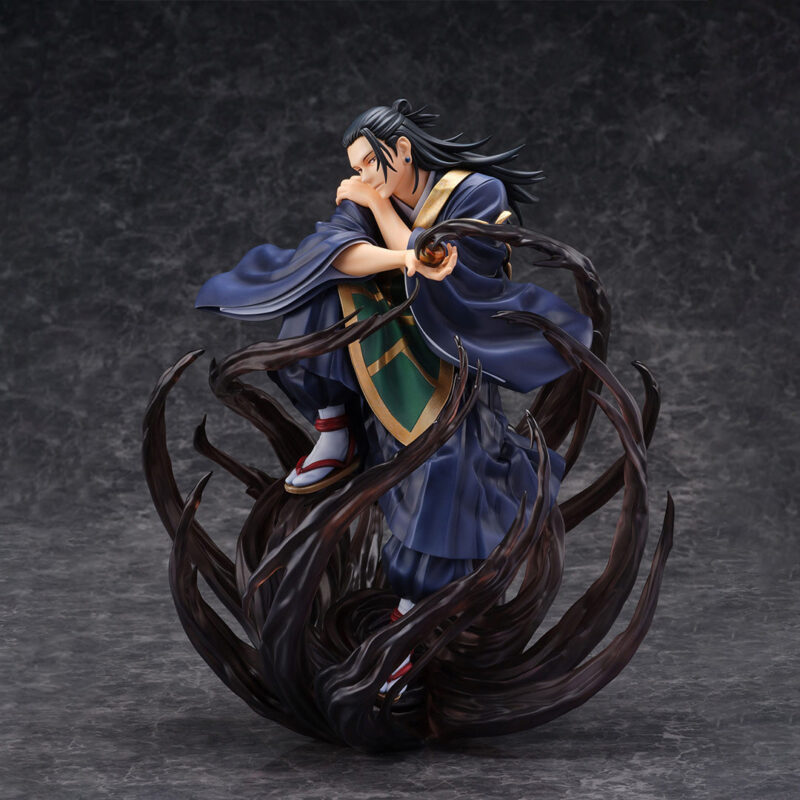 Figurine de Suguru Geto de la série Jujutsu Kaisen en robe bleu foncé, en posture accroupie avec expression contemplative, entouré de tentacules sombres. Vue 3/4 à mi-distance.