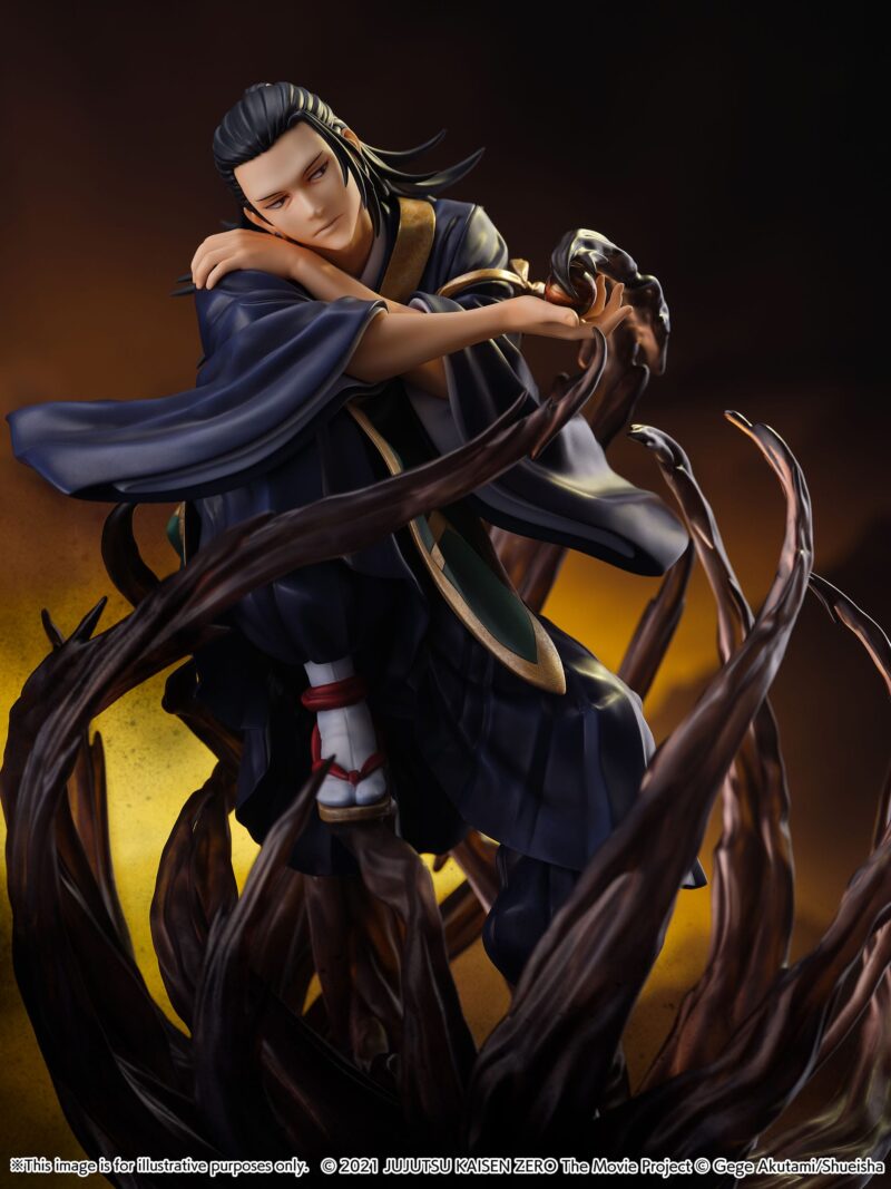 Figurine de Suguru Geto de la série Jujutsu Kaisen en robe sombre avec accents dorés, en posture calme avec expression intense, entouré de tendrils sombres. Vue 3/4 à mi-distance.