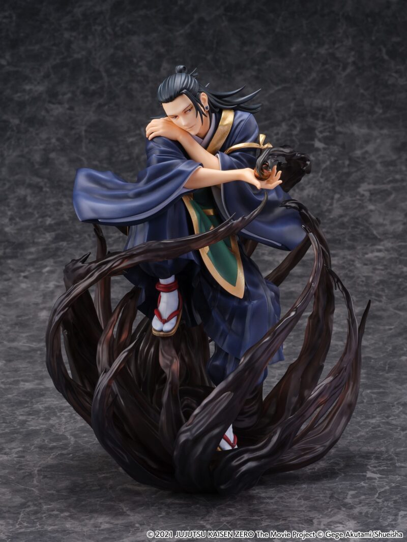 Figurine de Suguru Geto de la série Jujutsu Kaisen Zero en robe bleu marine avec doublure verte, en posture dynamique avec expression intense, sur une base de tourbillons sombres. Vue de face à mi-distance.
