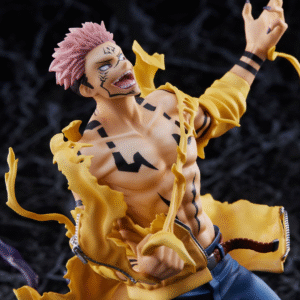 Figurine Ryomen Sukuna de la série Jujutsu Kaisen en veste jaune déchirée, en posture dynamique avec expression intense, vue de face à mi-distance.
