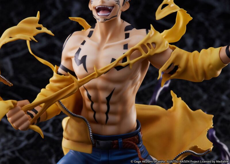 Figurine de Ryomen Sukuna de la série Jujutsu Kaisen, torse nu avec un manteau jaune déchiré, en posture intense avec expression féroce, vue de face à mi-distance.