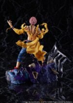 jujutsu-kaisen-figurine-sukuna-25-cm-estream_8 Figurine Ryomen Sukuna de la série Jujutsu Kaisen en manteau jaune déchiré, en posture dynamique avec expression confiante, vue de face à mi-distance.