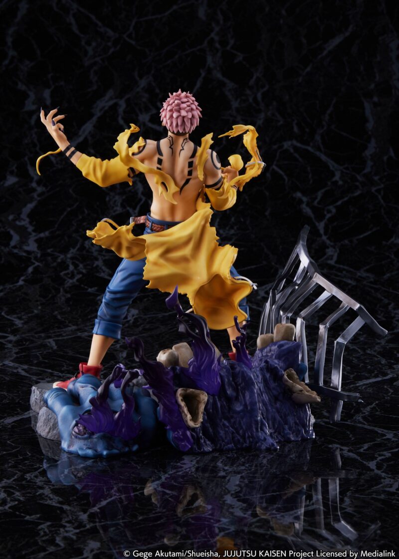 Figurine Ryomen Sukuna de la série Jujutsu Kaisen en manteau jaune déchiré, en posture dynamique avec expression confiante, vue de face à mi-distance.