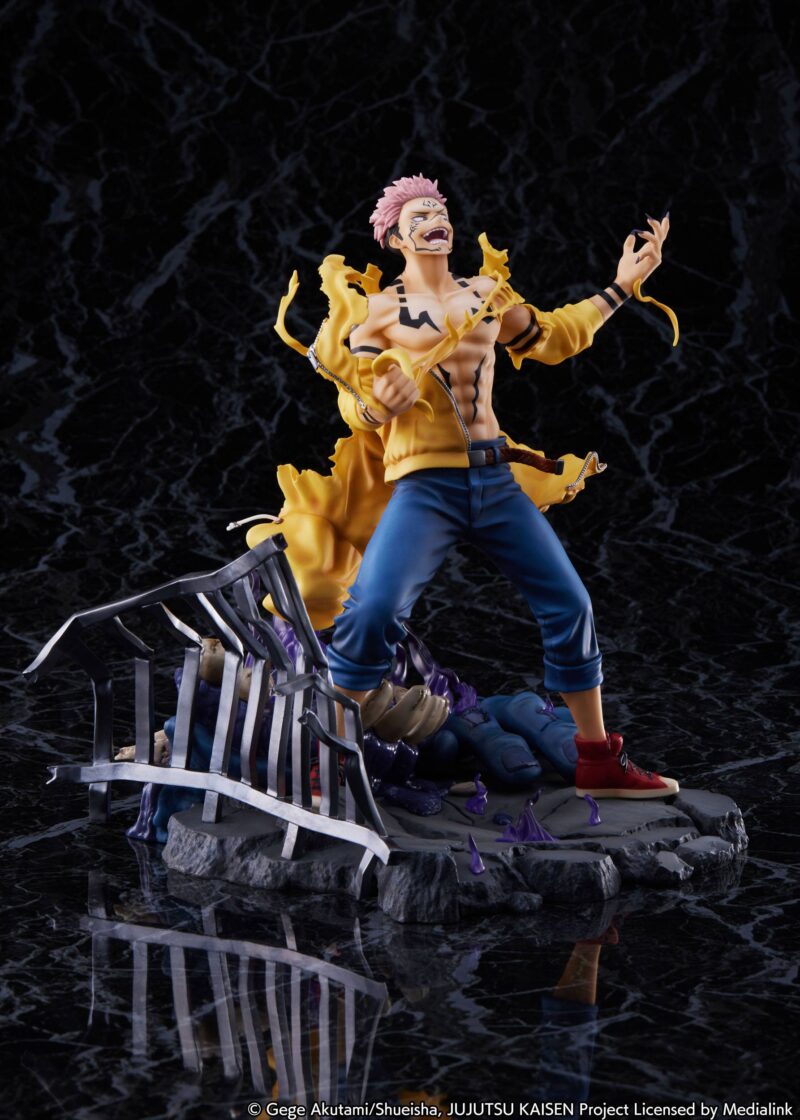 Figurine  de Ryomen Sukuna de la série Jujutsu Kaisen en veste jaune disloquée, en posture dynamique avec expression de rage, entouré d'effets d'énergie violette. Vue de face à mi-distance.