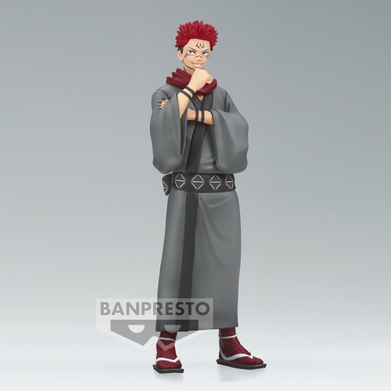 Figurine de Ryomen Sukuna de la série Jujutsu Kaisen en kimono gris, en posture confiante avec un sourire, main sous le menton. Vue de face à mi-distance.