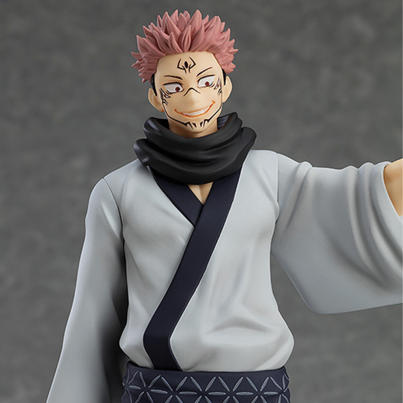 Figurine Pop Up Parade de Ryomen Sukuna de la série Jujutsu Kaisen en kimono gris clair, en posture détendue avec expression malicieuse, portant une écharpe noire. Vue 3/4 à mi-distance.