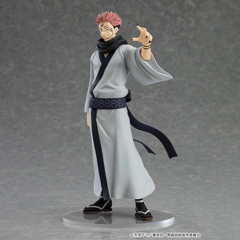 Figurine Pop Up Parade de Ryomen Sukuna de la série Jujutsu Kaisen en robe grise avec écharpe noire, en posture confiante avec expression arrogante. Vue de face à mi-distance.