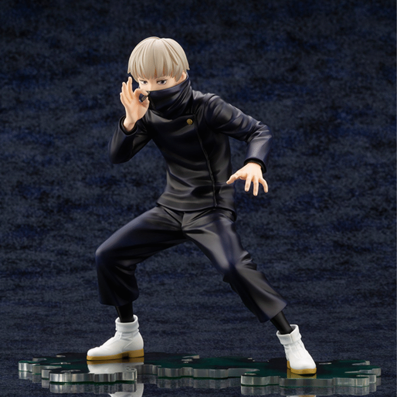 Figurine Toge Inumaki de la série Jujutsu Kaisen en tenue sombre, en posture dynamique avec expression sérieuse, main gauche près du visage et main droite tendue. Vue de face à mi-distance.