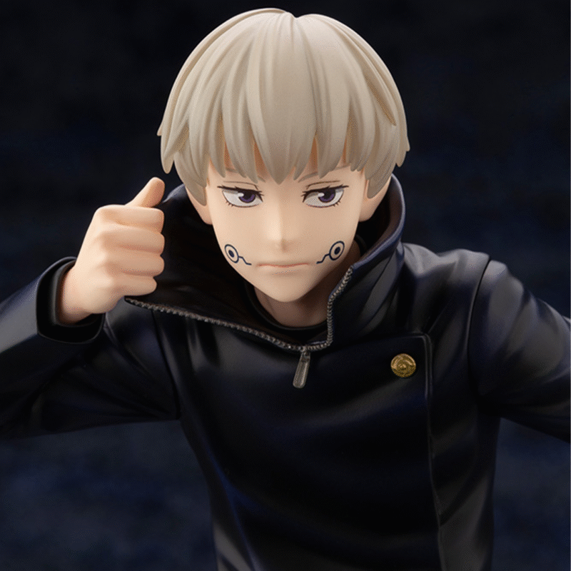 Figurine Toge Inumaki de la série Jujutsu Kaisen en veste noire brillante, en posture confiante avec expression sérieuse, main droite levée. Vue de face à mi-distance.