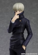 Figurine Pop Up Parade de Toge Inumaki de la série Jujutsu Kaisen en uniforme noir, en posture avec une main levée, expression intense, vue de face à mi-distance.