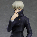 Figurine Pop Up Parade de Toge Inumaki de la série Jujutsu Kaisen en tenue sombre, en posture dynamique avec expression sérieuse, levant partiellement le col. Vue 3/4 à mi-distance.