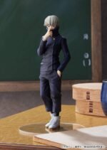 Figurine Pop Up Parade de Toge Inumaki de la série Jujutsu Kaisen en uniforme bleu, en posture décontractée avec expression partiellement cachée, main droite levée vers le visage. Vue 3/4 à mi-distance.