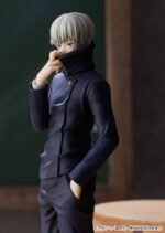 Figurine Pop Up Parade de Toge Inumaki de la série Jujutsu Kaisen en veste bleu marine, en posture décontractée avec expression neutre, main gauche dans la poche. Vue de face à mi-distance.