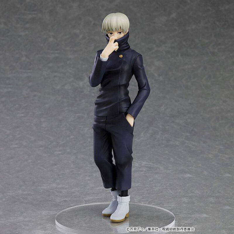 Figurine Pop Up Parade de Toge Inumaki de la série Jujutsu Kaisen en tenue sombre, en posture confiante avec expression réfléchie, main droite près du visage. Vue de face à mi-distance.