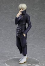 Figurine Pop Up Parade de Toge Inumaki de la série Jujutsu Kaisen en veste à col haut, en posture décontractée avec expression neutre, main tenant le col. Vue de face à mi-distance.