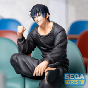 Figurine PM de Toji Fushiguro de la série Jujutsu Kaisen en tenue noire, assis en tailleur avec une expression intense, poing levé. Vue 3/4 à mi-distance.