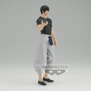 Figurine King of Artist de Toji Fushiguro de la série Jujutsu Kaisen en t-shirt noir et pantalon gris, en posture confiante avec un bras levé, vue de face à mi-distance.