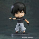 Nendoroid de Toji Fushiguro de la série Jujutsu Kaisen en chemise noire et pantalon gris, en pose dynamique avec un sourire malicieux, tenant deux épées. Vue de face à mi-distance.