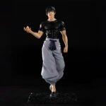 Figurine Toji Fushiguro de la série Jujutsu Kaisen en chemise noire et pantalon gris, en posture confiante avec un léger sourire, main ouverte. Vue de face à mi-distance.