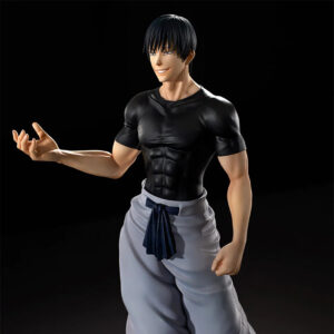 Figurine Toji Fushiguro de la série Jujutsu Kaisen en chemise noire et pantalon gris, en posture confiante avec expression déterminée, bras droit tendu. Vue de face à mi-distance.