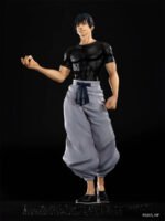 Figurine Toji Fushiguro de la série Jujutsu Kaisen en t-shirt noir et pantalon gris, en posture dynamique avec expression confiante. Vue de face à mi-distance.