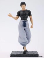 Figurine Toji Fushiguro de la série Jujutsu Kaisen en tenue noire et grise, en posture confiante avec un sourire, bras gauche levé. Vue de face à mi-distance.