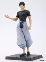 Figurine Toji Fushiguro de la série Jujutsu Kaisen en chemise noire et pantalon clair, en posture détendue avec un large sourire. Vue de face à mi-distance.