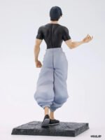 Figurine de Toji Fushiguro de la série Jujutsu Kaisen en t-shirt noir et pantalon gris, en posture dynamique vue de dos, avec expression neutre.