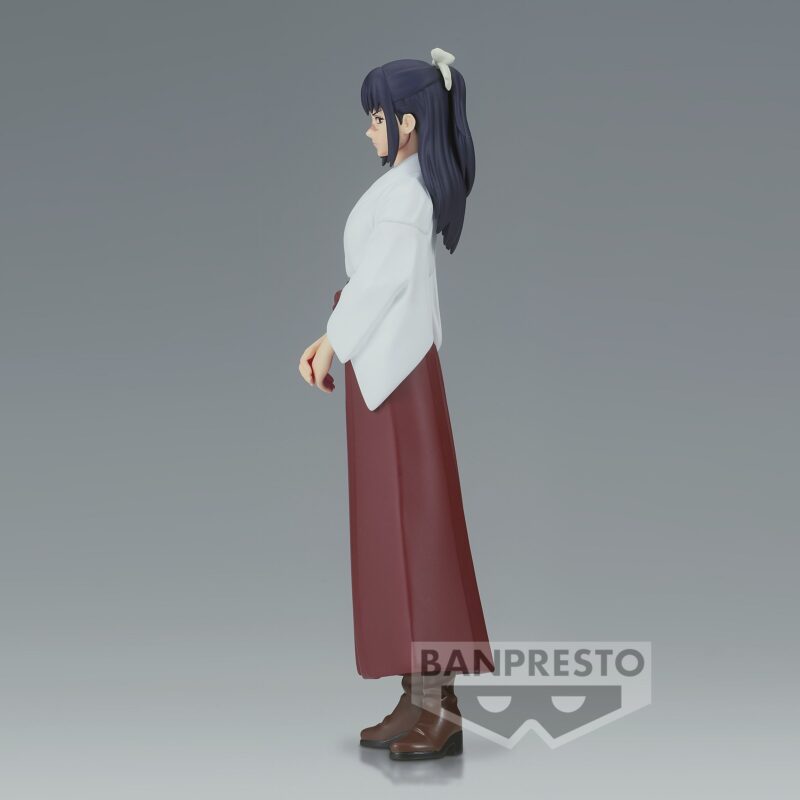 Figurine Banpresto d'Utahime Iori de la série Jujutsu Kaisen en tenue traditionnelle blanche et rouge, en posture calme avec expression neutre, vue de profil à mi-distance.