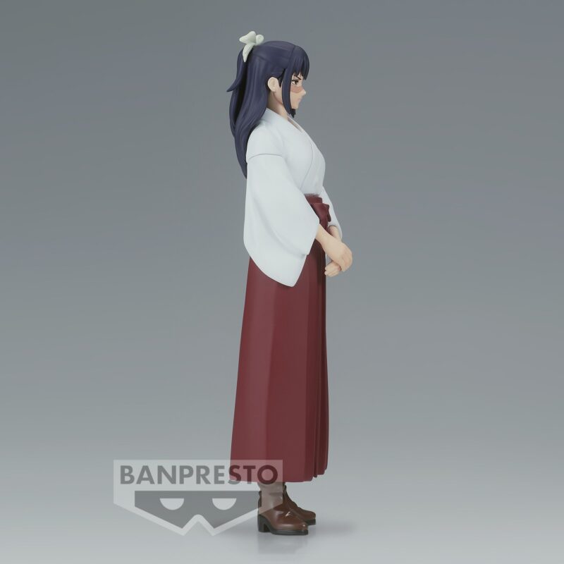 Figurine Banpresto d'Utahime Iori de la série Jujutsu Kaisen en kimono blanc et hakama rouge, en posture sereine avec expression calme, les mains jointes devant. Vue de profil à mi-distance.