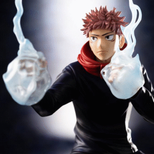 Figurine ArtFX J de Yuji Itadori de la série Jujutsu Kaisen en tenue noire avec écharpe rouge, en posture dynamique avec expression intense, entouré d'énergie bleue. Vue 3/4 à mi-distance.