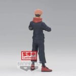 jujutsu-kaisen-figurine-yuji-itadori-jukon-no-kata_3 Figurine Banpresto de Yuji Itadori de la série Jujutsu Kaisen en tenue sombre avec col rouge, en posture détendue vue de dos à mi-distance.