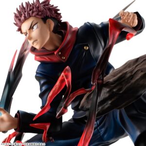 Figurine de Yuji Itadori de la série Jujutsu Kaisen en uniforme bleu marine avec capuche rouge, en posture dynamique avec expression féroce, entouré d'énergie rouge translucide. Vue de face à mi-distance.