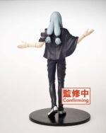 Figurine Mahito de la série Jujutsu Kaisen en manteau noir à motif, en posture accueillante avec expression légèrement malicieuse. Vue de face à mi-distance.