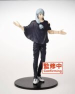 Figurine Mahito de la série Jujutsu Kaisen en poncho sombre, en posture accueillante avec expression légèrement malicieuse, portant des lunettes rondes et présentant des cicatrices sur les avant-bras. Vue de face à mi-distance.