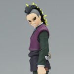 Vue de profil avec plan rapproché moyen de la figurine de Genya Shinazugawa de Demon Slayer, en uniforme de chasseur de démons, avec une épée à la taille.