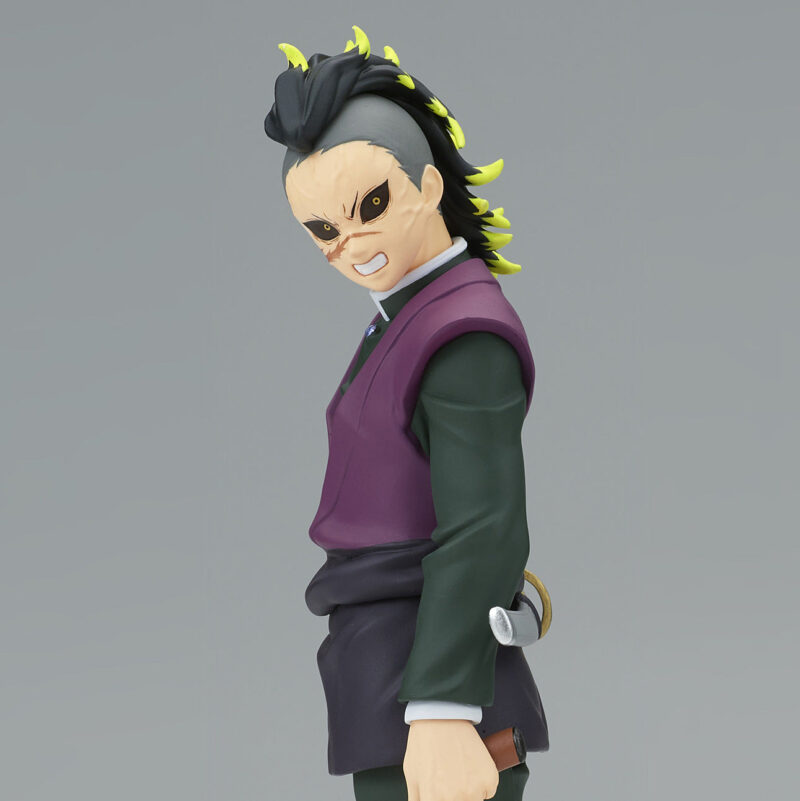 Vue de profil avec plan rapproché moyen de la figurine de Genya Shinazugawa de Demon Slayer, en uniforme de chasseur de démons, avec une épée à la taille.