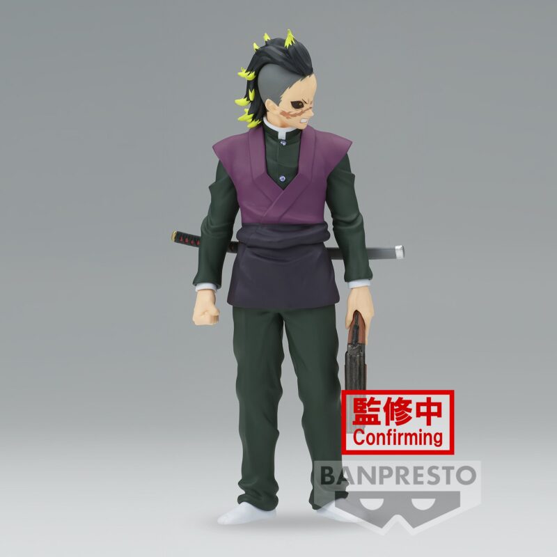 Vue 3/4 à mi-distance de la figurine de Genya Shinazugawa de Demon Slayer en uniforme de démon slayer, tenant une arme à feu.